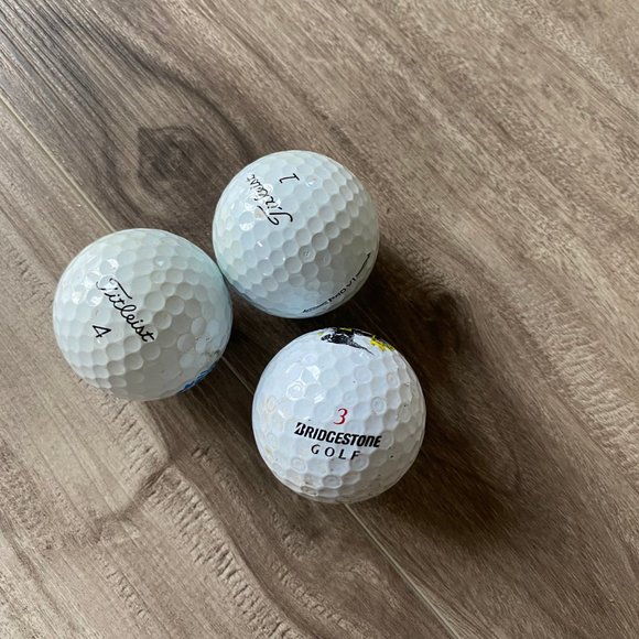 24 Golf Balls - Picture 2 of 4